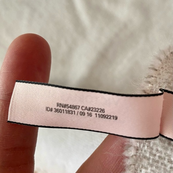 Victoria’s Secret Logo Spellout Super Soft Large Throw Blanket Fringe Edge 2016 - Picture 6 of 7